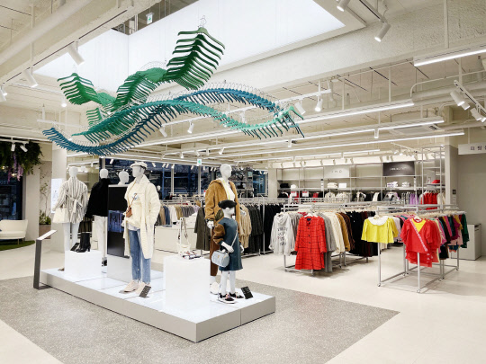 부산 해운대구 코오롱세이브프라자 해운대점 실내 전경. 코오롱인더스트리FnC부문 제공